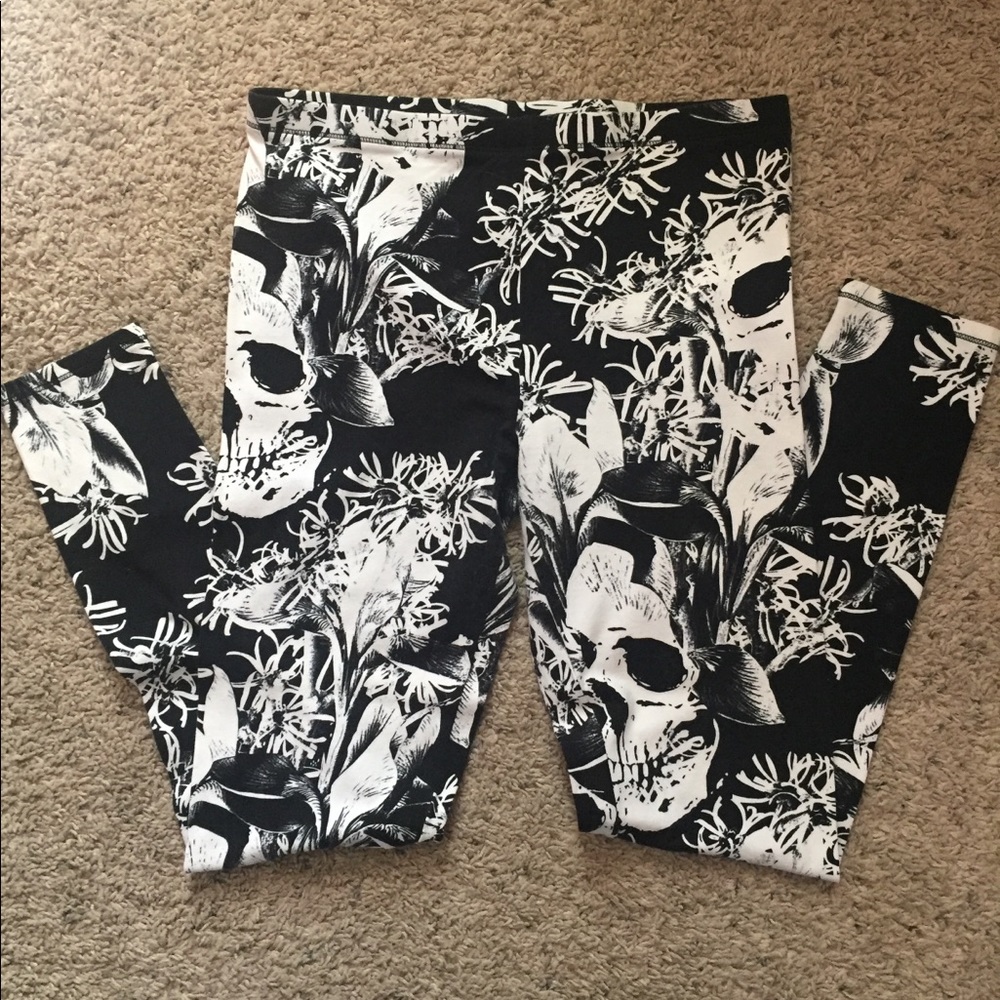 Skull printed leggings.